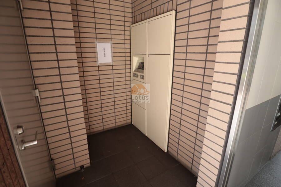 レクセルマンション音羽共用部2｜宅配ロッカーも設置済みです。忙しい都心の方には便利な設備です。
