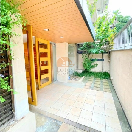 ルミエール青山エントランス２｜大通りに面しない住宅街の中に立地します。