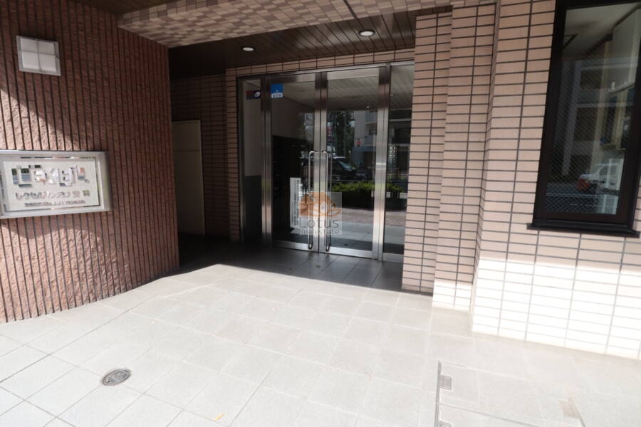 レクセルマンション音羽エントランス1｜エントランスは、清潔感と高級感が感じられる落ち着いた雰囲気でした。