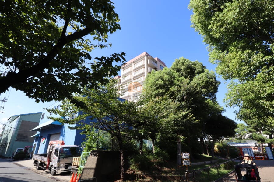 ライオンズマンション扇橋外観1｜ライオンズマンション扇橋は昭和55年築、9階建てのマンションです。