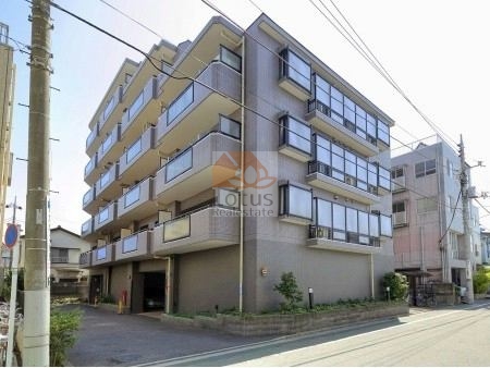 RC造6階建の外観で、タイル張りの質感が街並みになじみます。道路との距離が近く、出入りの動線が分かりやすい構成です。