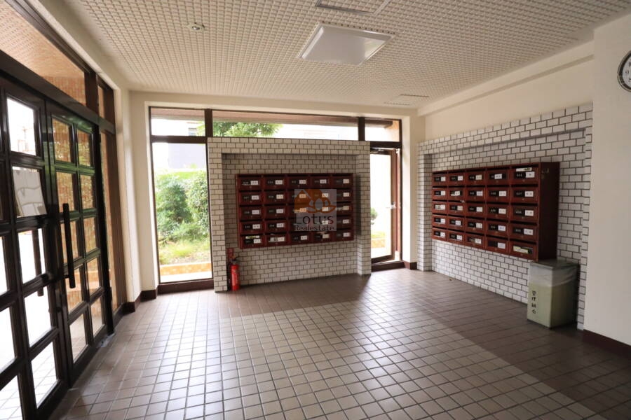 お花茶屋ローヤルコーポ共用部2｜明るいエントランスです。