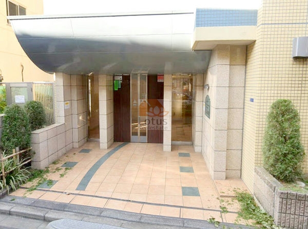 ベルメゾン東向島弐番館エントランス１｜東武伊勢崎線「曳舟」駅、京成押上線「京成曳舟」駅が利用できます。