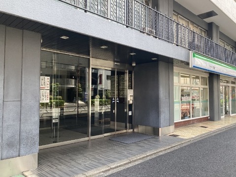 ドルミ代々木エントランス１｜エントランスの隣に、ファミリーマートがあります。