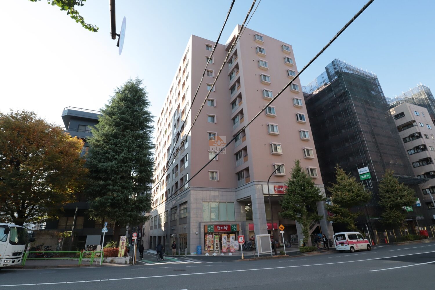 正面から見ると地上11階のボリュームが際立ち、清洲橋通り沿いの商業系建物と連続したスケール感があります。淡いブラウン系の外壁は周囲のオフィスビルよりやわらかく、色調の差が視界に緩衝を作っています。道路幅と歩道が広めで、秋葉原駅・浅草橋駅の両方向へ動きやすい立地です。建物下層に飲食店舗が入り、生活動線をビル内で完結しやすい構成です。1階になか卯とカクヤスがあり便利です。お隣にはファミマもあります。ベラカーサ秋葉原は、平成18年築、11階建てのマンションです。