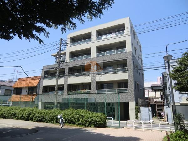 ワールドパレス椎名町ビシームの外観。グレーとベージュのツートーンが印象的なモダンファサードで、周囲の住宅街に落ち着いた存在感を放っています。ワールドパレス椎名町ビシームは、平成14年築、5階建てのマンションです。