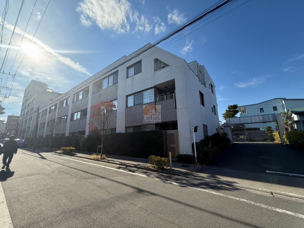 井の頭通り沿いに面しながらも、前面に植栽を設けて歩道との距離を確保し、街路の落ち着きを保っています。「西永福」駅から徒歩5分という距離感は、日常の移動ストレスを抑えつつ、都心アクセスをシンプルにする立地です。周辺は第一種低層住居専用地域が隣接し、建物高さが揃う静穏な住宅エリアです。「杉並南郵便局」徒歩2分、「サミットストア 西永福店」徒歩4分と、生活インフラが徒歩圏に集約されている点も日常性のメリハリに役立ちます。クラッシィハウス浜田山は、平成25年築、8階建てのマンションです。