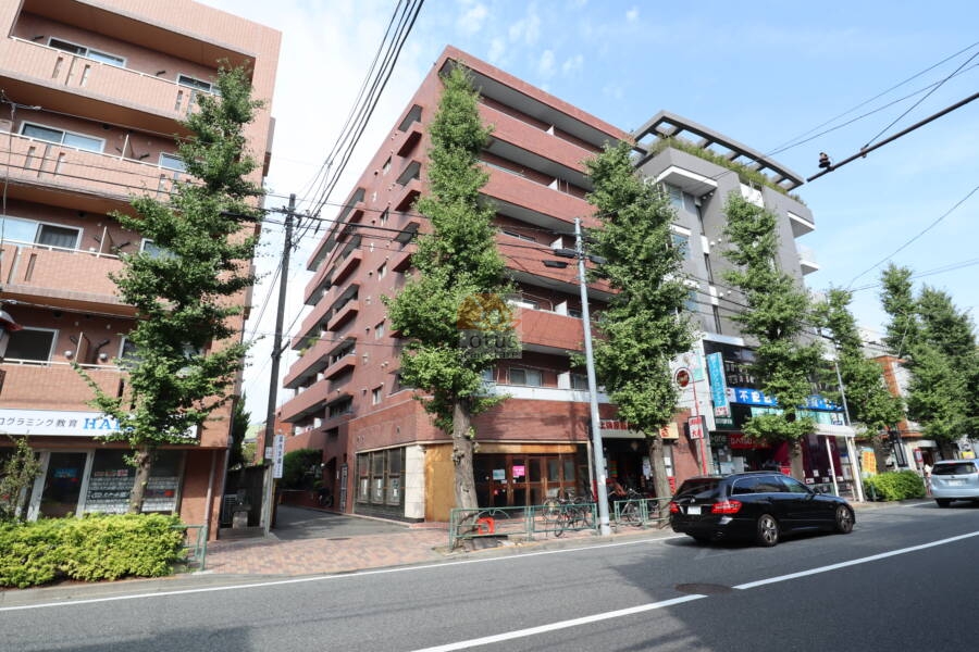 オータム世田谷外観｜オータム世田谷は昭和57年築、6階建てのマンションです。