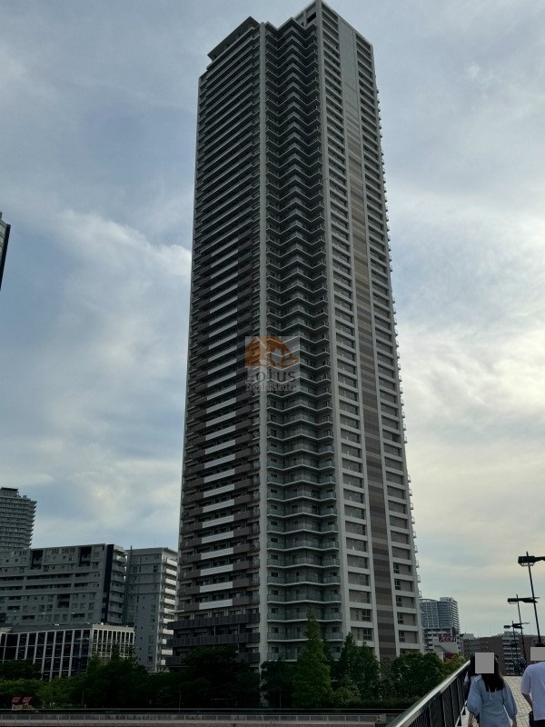地上52階建ての超高層フォルムが東雲の街並みにくっきりと立ち上がり、運河沿いの開放感と一緒に存在感を放っています。総戸数600戸というスケールが、タワーならではの暮らしの選択肢を広げる印象です。プラウドタワー東雲キャナルコートは、平成２４年築、５２階建てのマンションです。