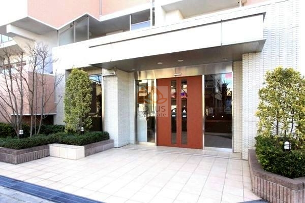 アークプラザ舎人エントランス1｜お隣に「ルエツ 足立入谷店」があり便利です。