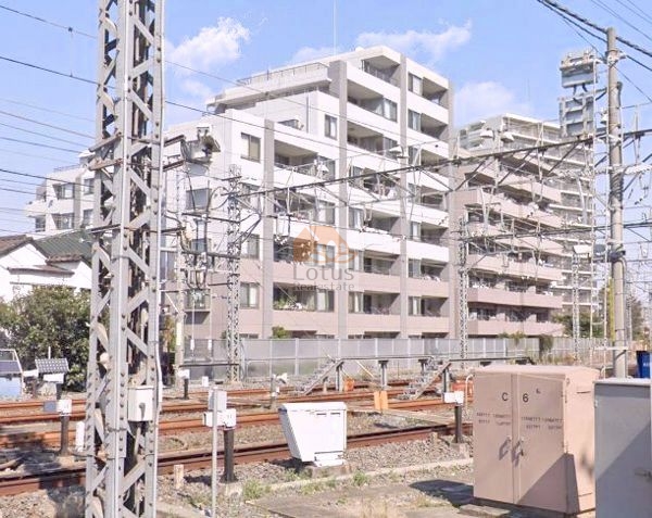 グランシェソワ北千住Ⅱ外観３ (1)｜グランシェソワ北千住２は平成18年築、8階建てのマンションです。南側は東武伊勢崎線です。