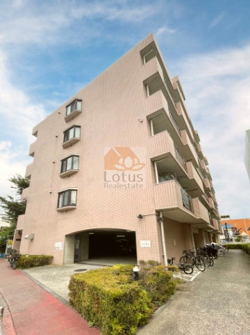 淡い色味のタイル貼り外観が明るい印象で、全体に落ち着いた雰囲気があります。舟渡地域センターが隣接していて、暮らしに必要な情報や地域のイベントにもすっとアクセスできる安心感があります。角度を変えると光の反射で立体的に見える造りで、周辺は比較的静かで穏やかに過ごせる立地です。コスモ板橋蓮根は、平成1年築、6階建てのマンションです。