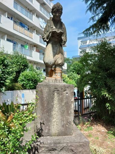 ニックハイム大森第二外観２｜マンションの前には「二宮尊徳先生像」と「大井の水神社」があり、自然と歴史を感じながら散策することができます。