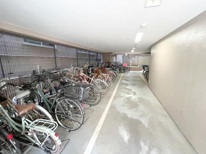 レーベンハイム亀戸シャリテ駐輪｜駐輪場は建物の中にあり、雨風から自転車を守ることができます。