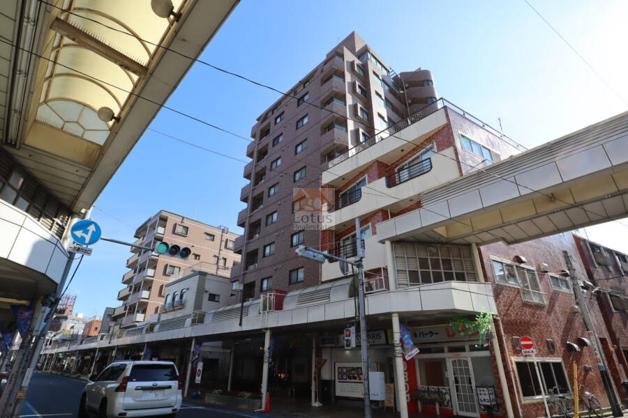 ライオンズプラザ小岩外観2｜マンション前には、フラワーロード商店街のアーケードがあります。