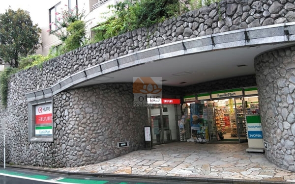 ファミリーマート 参宮橋駅前店｜1階には「ファミリーマート 参宮橋駅前店」や、「三菱UFJ銀行 ATMコーナー 参宮橋駅前」、「みずほ銀行ＡＴＭコーナー 参宮橋駅前出張所」があります。