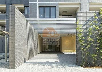 ルネ神楽坂_エントランス1｜大江戸線「牛込神楽坂」駅から徒歩1分です。