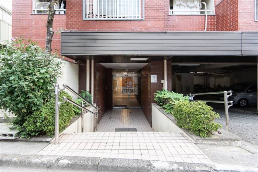 千代田ハイツ荻窪エントランス１｜エントランス向かいは日大第二中学校・高等学校があります。