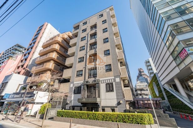 落ち着いたベージュトーンのタイル外壁が印象的な中層レジデンスです。麻布十番らしい上品さを備えつつ、通り沿いには店舗が並び、街の活気を感じられます。整えられた植栽と重厚なエントランスまわりが、都市生活の中に安心感を添えています。ライオンズマンション麻布十番南は、平成9年築、11階建てのマンションです。。