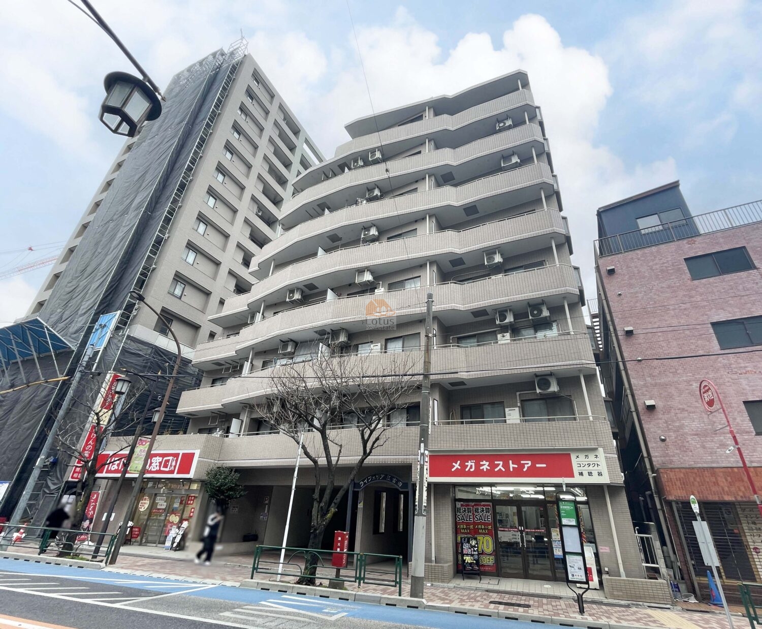 千川通り沿いに立地し、バルコニーラインが連続する外観が通りから視認しやすい建物です。江古田駅徒歩3分の距離感が、そのまま街の動線につながります。