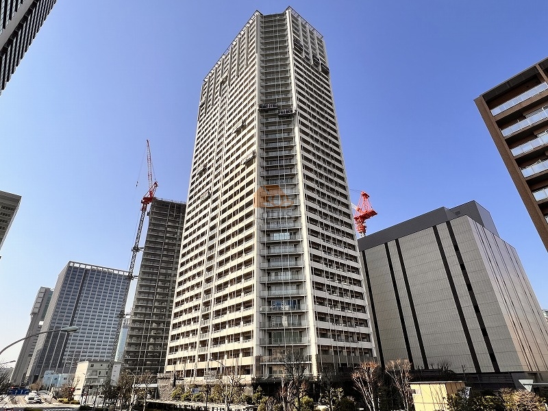 総戸数590戸・地上40階建てタワーレジデンスとして、垂直方向に整った輪郭が街並みに溶け込みます。制震構造を採用した躯体は量感がありながら、周囲の建物との間隔が取られているため、見上げたときの圧迫感は抑えめです。晴れた日には外壁に反射する光が高さを際立たせ、都心居住のスケールを静かに伝えます。