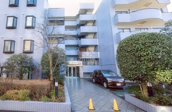 セザール用賀外観２｜セザール用賀は平成7年築、6階建のマンションです。エントランスにはオートロックが設置されており、セキュリティ面もしっかりとしています。また、宅配ボックスも完備されており、荷物の受け取りも便利です。