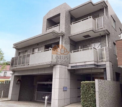 クレッセント駒沢公園パークサイドは、落ち着いたグレーの外壁で、道路に面した正面には駐車スペースがあり、建物全体に安定感のある佇まいが感じられます。クレッセント駒沢公園パークサイドは、平成12年築、5階建てのマンションです。