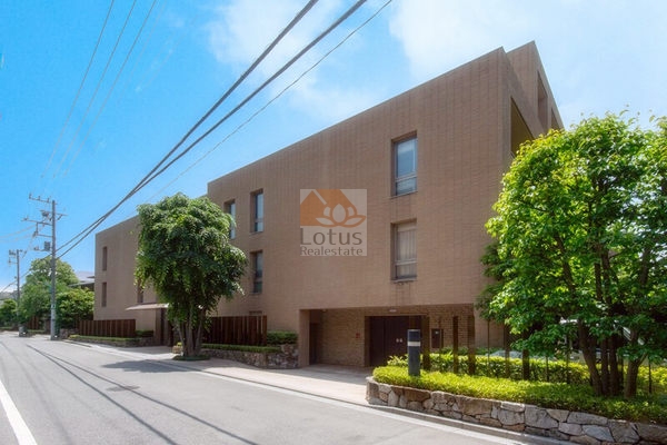 パークコート市谷加賀町二丁目外観１｜パークコート市谷加賀町二丁目は平成13年築、5階建てのマンションです。