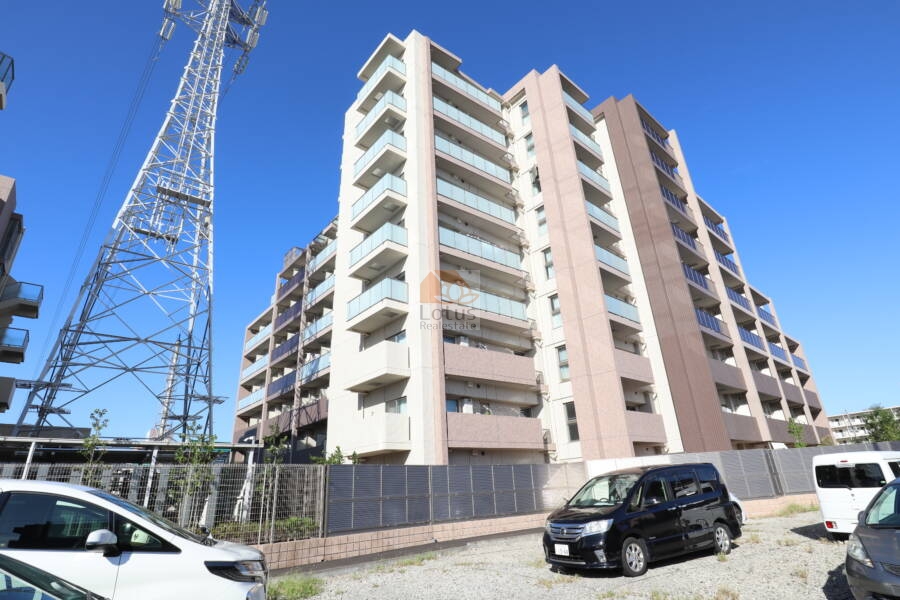 パレステージ江北３西館外観2｜東館はプロジェクトの奥に位置した棟です。共用施設が多く配置されています。