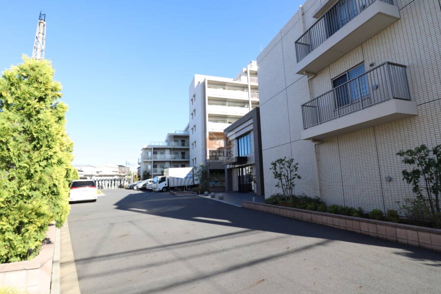 パレステージ江北３共用部2｜現地を見ると、車などが通りやすいように、幅広のアプローチとなってました。