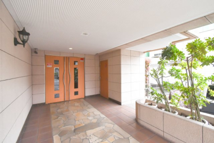 セザール第二船堀エントランス３｜エントランス脇には緑豊かな植栽が配置されており、自然を感じさせる落ち着いた雰囲気です。