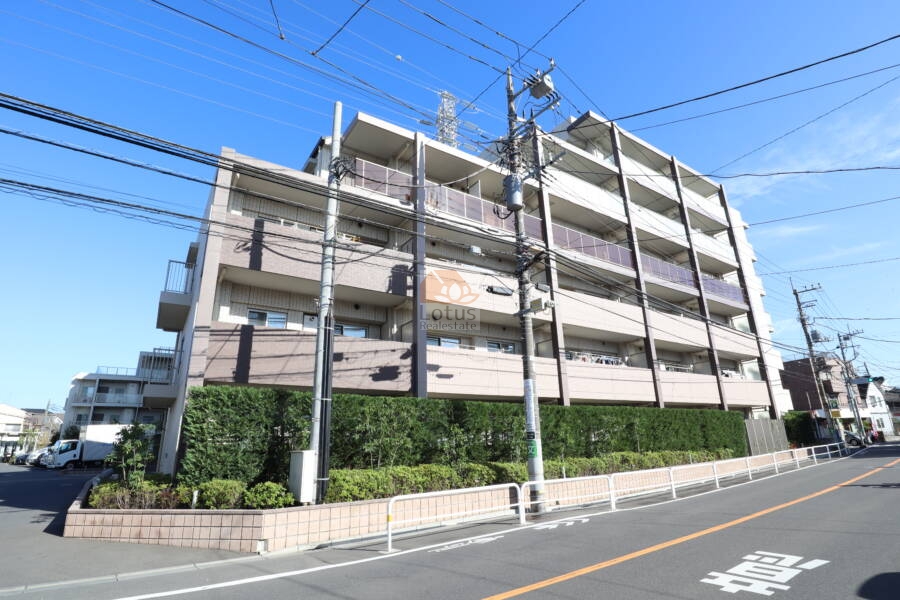 パレステージ江北３西館外観1｜西館は行動に面した側の棟です。全体のエントランスの手前側にあり、アプローチが容易です。