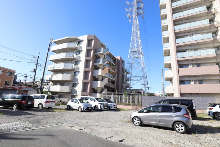 パレステージ江北３西館外観3｜プロジェクトの真ん中に送電線があります。別のマンションでも体験したことがありますが、このような土地には地役権があるので、２棟構成になったのでしょう。