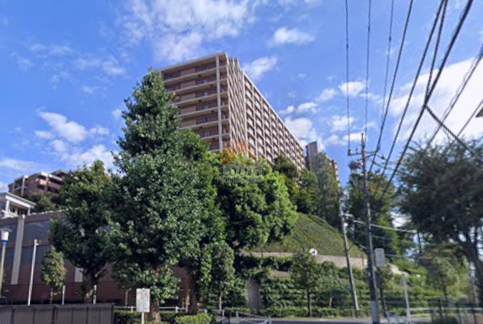 志村三丁目駅から歩いて2分の高台に立つこの外観は、斜面の緑がふわっと寄り添うようで、帰ってきたときに気持ちがゆるむ雰囲気があります。総戸数417戸の規模があるので、人の動きも程よく感じられ、暮らしのペースを保ちながら過ごせる印象です。ヴィオスガーデン城山は、平成12年築、16階建てのマンションです。