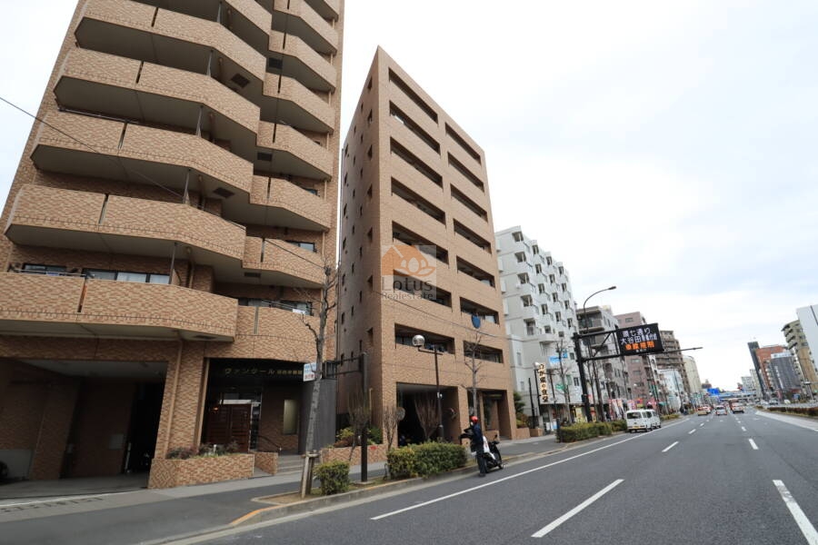 ヴァンクール葛西四番館外観1｜ヴァンクール葛西四番館は、環七通り沿いに建つマンションで、参番館と四番館と並んでいます。