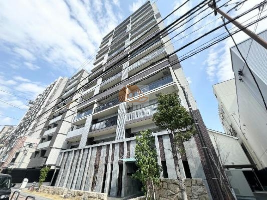 つくばEX浅草駅徒歩3分の立地に、縦ラインが映える外観。街並みからの距離感が程よい印象です。