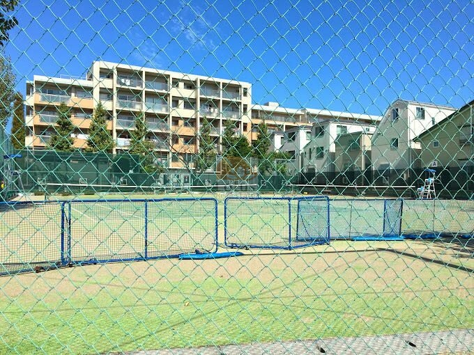 ランドワーフ哲学堂公園外観２｜ランドワーフ哲学堂公園の南西側には、新宿区立西落合公園少年野球場・庭球場があり、日当りは良好です。