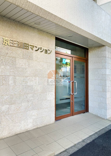 京王瀬田マンションエントランス１｜平成27年に耐震改修工事実施、耐震基準適合マンションです。
