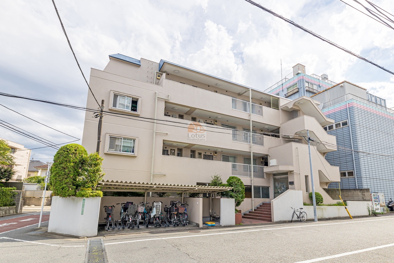 落ち着いた色調でまとめられたRC造4階建の佇まいです。総戸数15戸という控えめな規模感が通りに圧迫感を与えず、歩道との距離が程よく保たれています。用賀駅徒歩7分という利便性を持ちながら、車の走行音が直に反響しにくい位置関係で、外観からも生活の静けさが想像できる構成といえます。