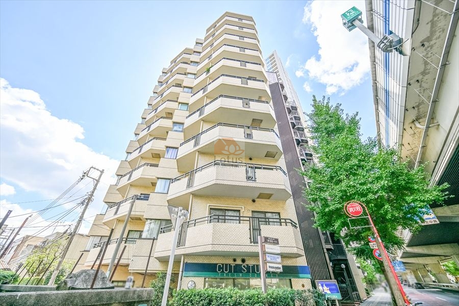 柔らかなクリーム色の外壁が、玉川通り沿いの都市風景に穏やかに溶け込みます。バルコニーがリズミカルに連なるデザインで、陽光を受けると陰影が立体的に浮かび上がります。上層階までの均整の取れたフォルムが、落ち着いた高層住宅としての存在感を漂わせています。