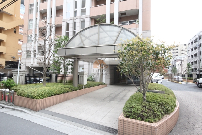 ファミール新宿グランスィートタワー2｜大通りから入った静かな立地です。