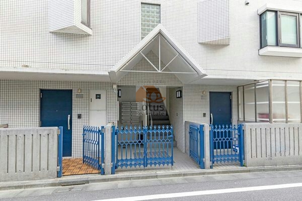 カトルセゾン中野坂上エントランス｜エントランスは、青いフェンスがアクセントです。
