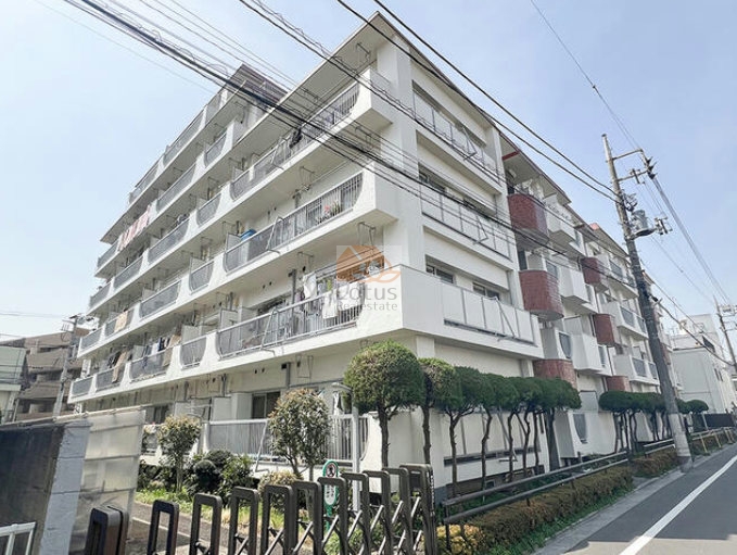 常盤台ｍｙコーポは白を基調とした外観で、道路に面した部分には背の低い植栽が丁寧に刈り込まれ、建物の足元を彩っています。奥行きのある敷地に沿って続く形状で、マンション全体に落ち着いた住宅街らしい雰囲気が漂っていました。常盤台ｍｙコーポは、昭和53年築、6階建てのマンションです。