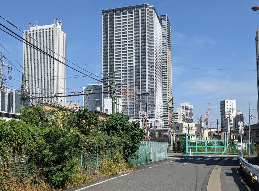 東池袋の空にそびえ立つ38階建ての高層タワーレジデンスは、都心の光と影を受け止めながら、日々の暮らしを垂直に積み重ねていました。手前に広がる住宅街との対比が、都市と生活の境界を鮮やかに描いていました。