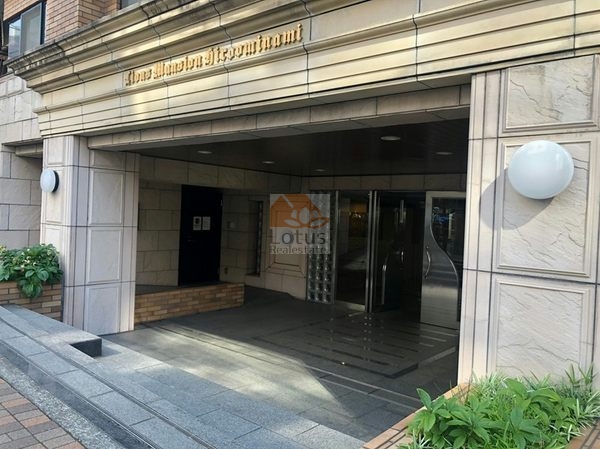 ライオンズマンション広尾南エントランス１｜日比谷線「広尾」駅、山手線「恵比寿」駅が利用できます。