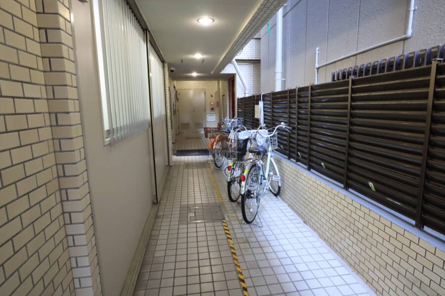 パレドール浅草共用部1｜エントランスアプローチ脇には、駐輪スペースが設けられています。自転車を利用される方にとっては、便利で安心な駐輪場所として利用することができます。