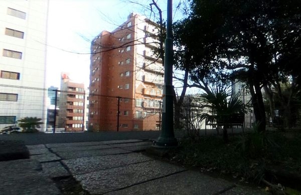 ライオンズマンション三田外観３｜西側は慶應義塾大学の敷地です。