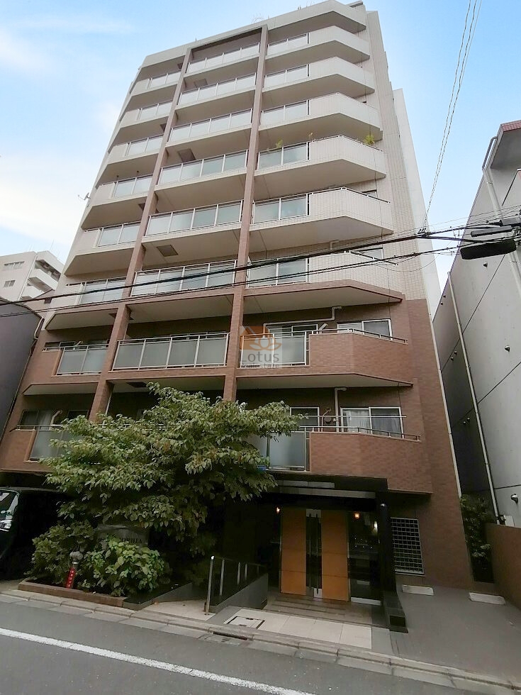 サンソフィア蔵前は平成18年築、11階建てのマンションです。上層階までスッキリとした白と茶系の配色で構成され、縦のラインが際立つデザインです。都市型コンパクトマンションとしての佇まいが印象的です。