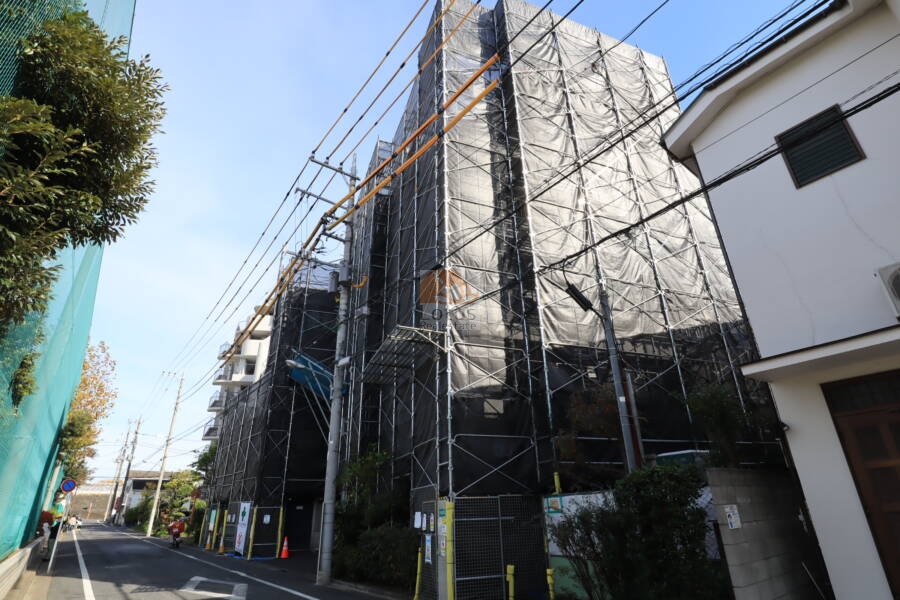 ヴェルデ平井外観2｜エントランス前には「区立平井東小学校」があります。