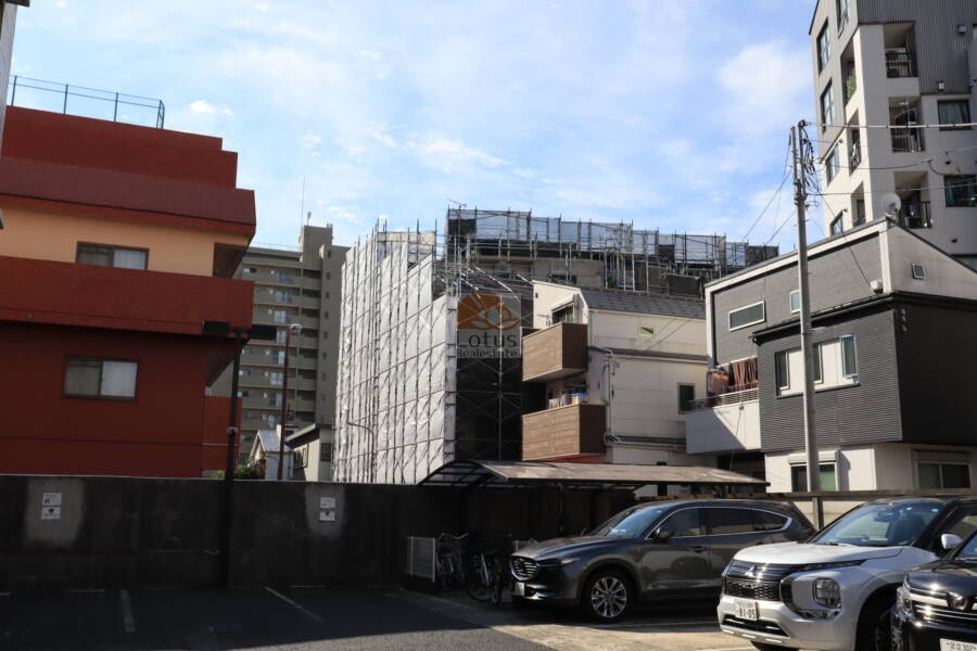 ヴェルデ平井外観3｜周辺は戸建てやマンションが建ち並ぶ住宅街です。